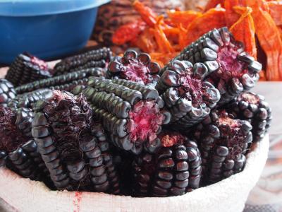 This is a special kind of corn used to make a very delicios non-alcoholic drink: Chicha morada